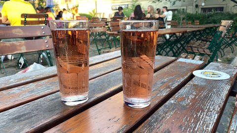Zwei Gläser mit Roséschorle stehen auf einem Holztisch. Ende August beginnt wieder der Mainzer Weinmarkt. (Foto: SWR, Judith Seitz)