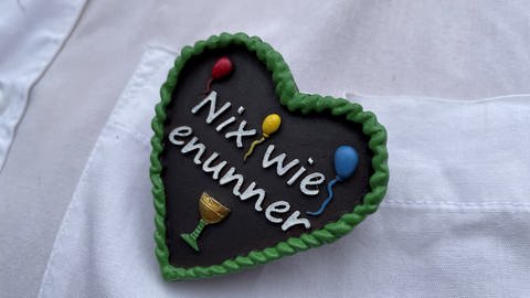 Ein Lebkuchenherz trägt den Schriftzug "nix wie enunner". Das ist das Motto des Bad Kreuznacher Jahrmarktes, der am Freitag beginnt. (Foto: SWR, Sibylle Jakobi)
