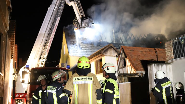 In Gimbsheim im Kreis Alzey-Worms ist der Dachstuhl eines Wohnhauses ausgebrannt.