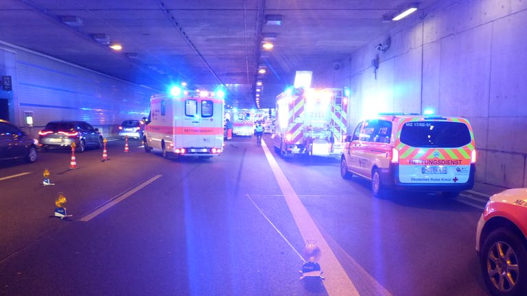 Unfallstelle im Tunnel Mainz-Hechtsheim (Foto: Pressestelle, Feuerwehr Mainz)