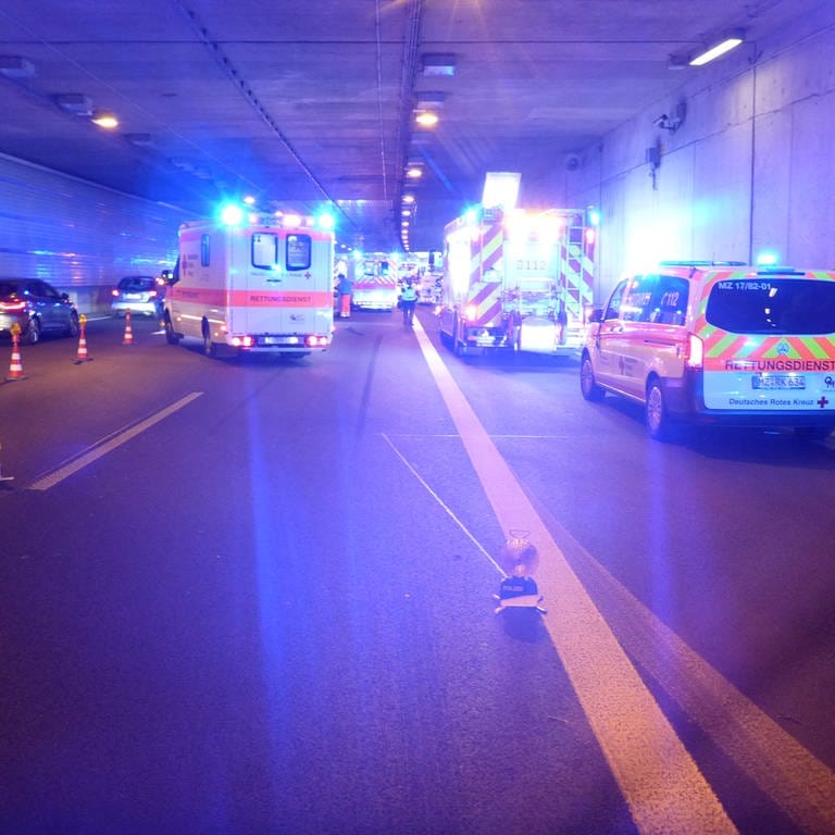 Unfallstelle im Tunnel Mainz-Hechtsheim (Foto: Pressestelle, Feuerwehr Mainz)