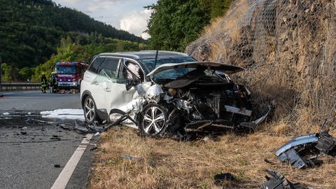 Tödlicher Unfall auf der B260 im Auf- und Abfahrtsbereich Georgenborn.  (Foto: Wiesbaden112.de Robin von Gilgenheimb)