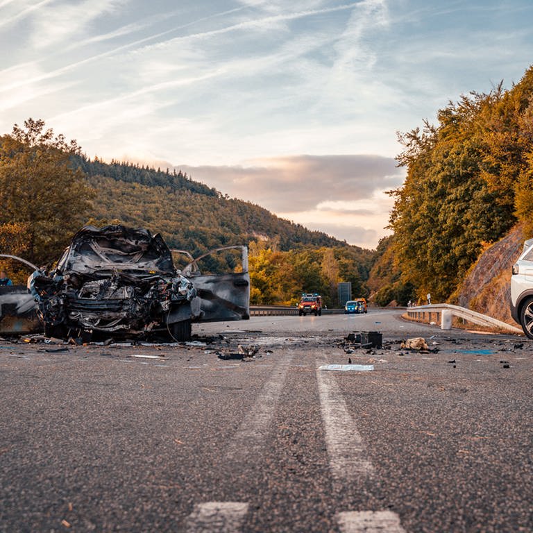 Die beiden beteiligten Fahrzeuge sind völlig zerstört (Foto: Keutz TV-News)