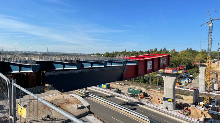 940 Tonnen wiegt das erste Brückenteil der Salzbachtalbrücke, das verschoben wird. (Foto: SWR, Daniel Brusch)