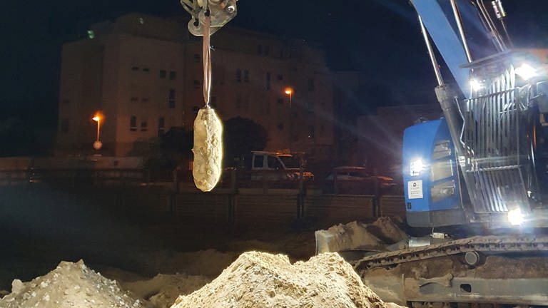 Die Weltkriegsbombe, die am Donnerstagabend in Mainz-Kastel entschärft wurde, wird an einem Seil von einem Bagger aus der Grube gezogen. (Foto: Pressestelle, Regierungspräsidium Darmstadt)