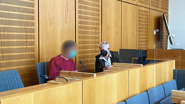 Der Angeklagte mit seinem Verteidiger am Mainzer Gericht (Foto: SWR, Rabea Amri)