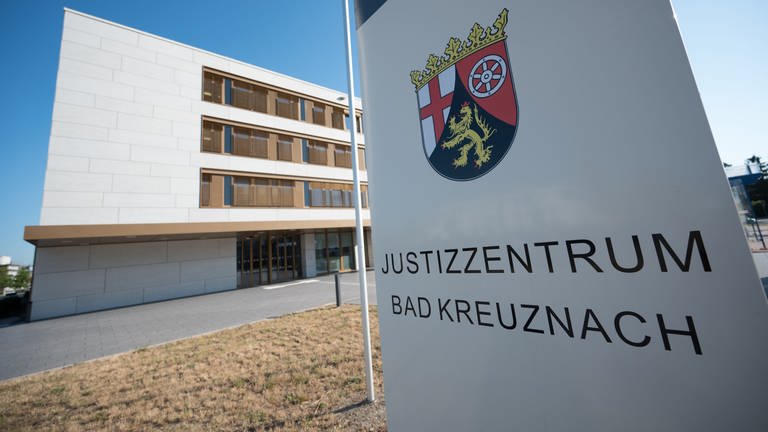 Das Landgericht Bad Kreuznach vermisst eine Angeklagte. (Foto: dpa Bildfunk, Andreas Arnold)