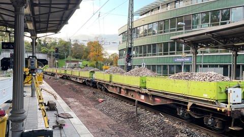 Gleise und Schotter sind am Bahnsteig Gleis 2 komplett abgebaut. Auf Gleis 1 steht der Güterzug mit neuem Schotter (Foto: SWR, Daniel Brusch)