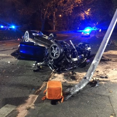 Der Mercedes des Unfallverursachers überschlug sich beim Zusammenstoß (Foto: Feuerwehr Wiesbaden)