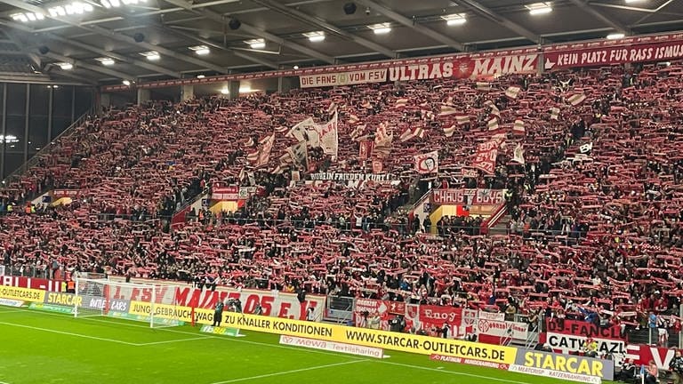 Im Stadion von Mainz 05 kam es nach dem Heimspiel gegen Köln zu Ausschreitungen im Mainzer Block. Dabei soll die Polizei laut Fans überreagiert haben. (Foto: SWR)