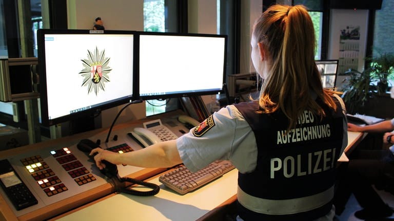 Symbolbild: Eine Polizistin nimmt einen Notruf entgegen. (Foto: SWR, Daniel Brusch)