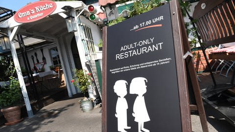 Ein Schild mit der Aufschrift “Adult-Only Restaurant ...ab 17.00 Uhr bitte ohne Kinder unter 14" stand 2018 vor dem Eingang des Restaurants "Oma's Küche" auf Rügen. (Foto: dpa Bildfunk, picture alliance/dpa | Stefan Sauer)