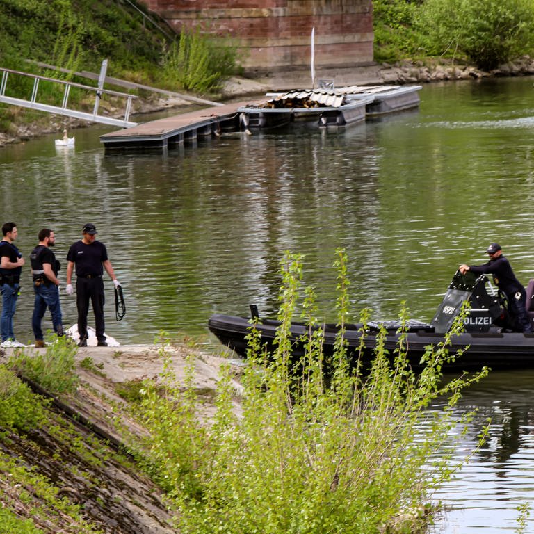 Die Wasserschutzpolizei hat eine Leiche aus dem Rhein bei Mainz am Sonntagnachmittag geholt.  (Foto: BYC - Dennis Weber)