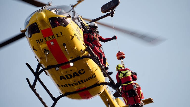 In Mainz und in Bingen trainiert die ADAC Luftrettung  vier Tage lang Spezialeinsätze mit einem Rettungshubschrauber.