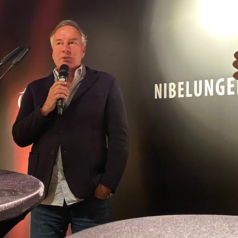 Intendant Nico Hofmann stellt in Mannheim das neue Stück für die Nibelungenfestspiele 2023 vor.