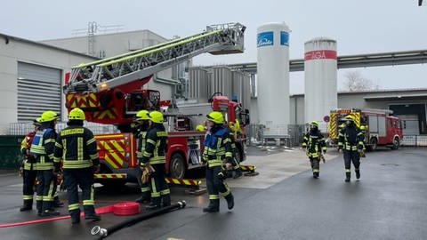 Kräfte der Feuerwehr laufen bei der Katastrophenschutzübung in Osthofen am Einsatzwagen (Foto: Pressestelle, Kreisverwaltung Alzey-Worms / Simone Stier)
