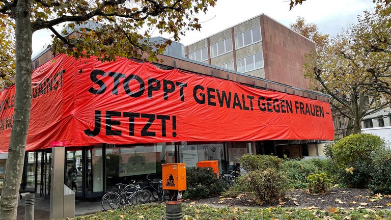 Auf einem Banner wird in Mainz aus Anlass des Orange Days gefordert, dass Gewalt an Frauen gestoppt wird (Foto: SWR)