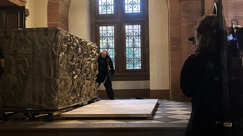 Ein 300 Kilogramm schwerer Sarkophag wird im RGZM in Mainz auf eine Holzplatte verladen