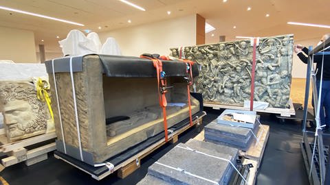 Der Sarkophag hat den Umzug in sein neues Zuhause im Leibniz-Zentrum für Archäologie in Mainz gut überstanden