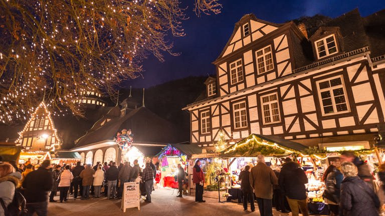Der Weihnachtsmarkt im Bad Kreuznacher Stadtteil Bad Münster am Stein-Ebernburg kostet in diesem Jahr Eintritt (Foto: Rheinland-Pfalz Tourimus GmbH / Dominik Ketz)