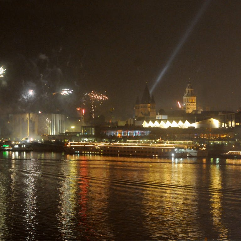 Feuerwerk über Mainz an Silvester soll es auch in diesem Jahr geben. (Foto: Pressestelle, Stadt Mainz)
