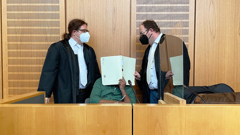 Der Angeklagte mit seinen Verteidigern am Mainzer Landgericht. (Foto: SWR, Gesa Walch)