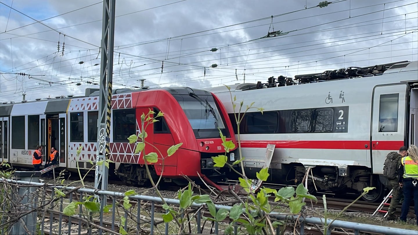 Zugunfall: ICE und Regionalzug zusammengekracht, Bahnstrecke nach Frankfurt gesperrt