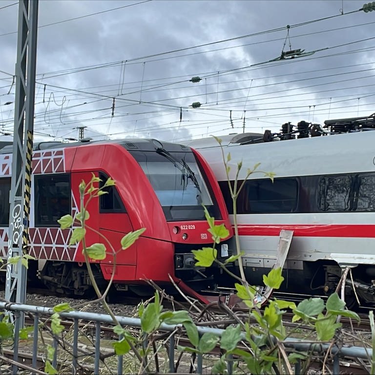 Züge am Wormser Hauptbahnhof zusammengestoßen (Foto: SWR)