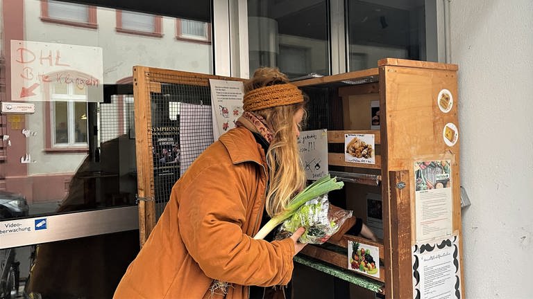 Natalie Nonnengießer ist seit Jahren in Mainz als Foodsaverin im Einsatz – das bedeutet, sie rettet Lebensmittel vor dem Müll. In ihrer Freizeit klappert sie Supermärkte und Bäckereien ab und holt die Lebensmittel ab. Ein Teil landet in den Fairteilern von Foodsharing. (Foto: SWR, C. Lutz)