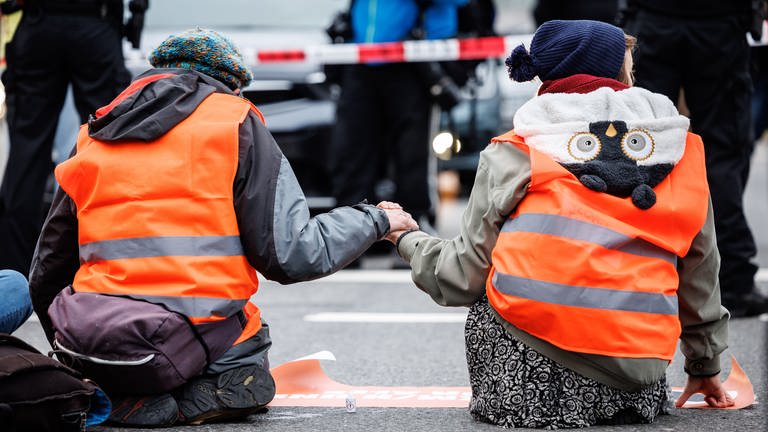 Klimaaktivisten von Letzte Generation haben sich auf einer Straße festgeklebt. Eine ähnlich Aktion ist jetzt auch in Mainz geplant. (Foto: picture-alliance / Reportdienste, picture alliance/dpa | Matthias Balk)