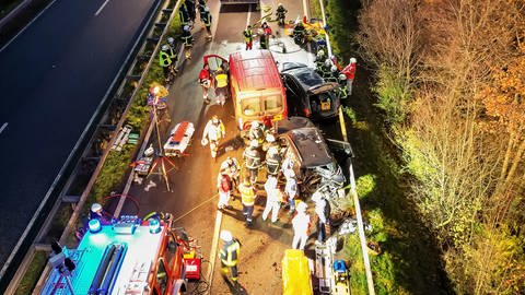 Die Unfallstelle von oben, acht Menschen sind bei einem Unfall auf der B41 bei Bad Sobernheim verletzt worden. (Foto: Bachuskirn)