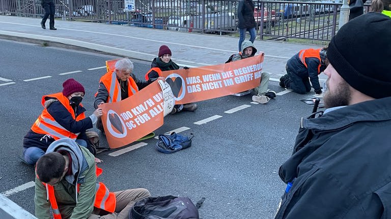 Klimaaktivisten blockierten am Freitagmorgen die Binger Straße in Mainz. (Foto: SWR)