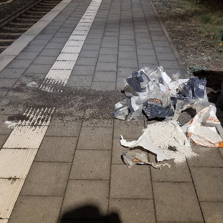 Neben einer Streusalz Kiste am Bahnhof in Guntersblum liegen aufgerissene Säcke mit Streugut.