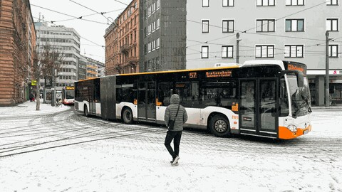 Winter in Mainz - ein Bus fährt über den verschneiten Bahnhofsvorplatz. (Foto: SWR, J. Seitz)