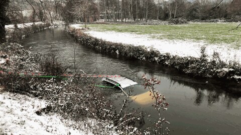 In Odernheim kam eine 27-jährige Frau auf schneebedeckter Straße Am Disibodenberg mit ihrem Auto von der Fahrbahn ab. Das Fahrzeug stürzte in den Glan.  (Foto: Polizeiinspektion Kirn)