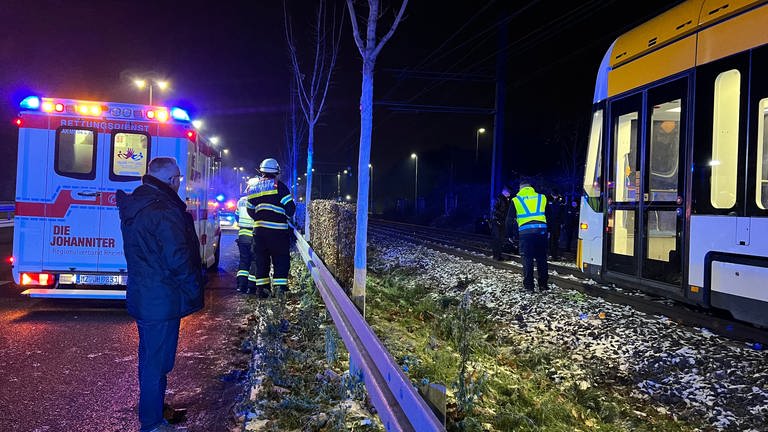 Nach einem Straßenbahnunfall in Mainz in der Nähe der Uni sind unter anderem Rettungskräfte der Johanniter und Polizei vor Ort.  (Foto: C. Forg/BYC-News)