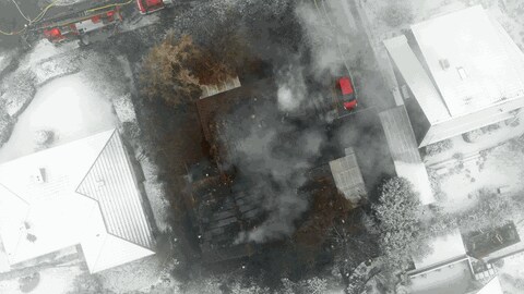Die Freiwillige Feuerwehr Flonheim hat mit einer Drohne eine Aufnahme vom Brandort aus der Luft gemacht. Man sieht Rauch und das verkohlte Dach. (Foto: Freiwillige Feuerwehr Flonheim)