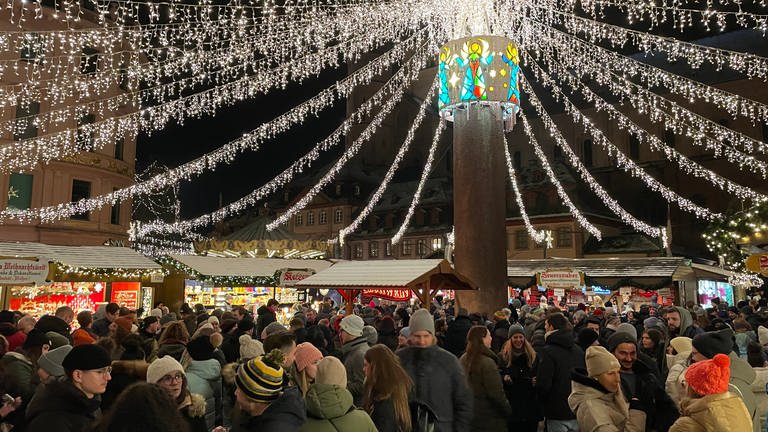 Viel Gedränge auf dem Weihnachtsmarkt in Mainz