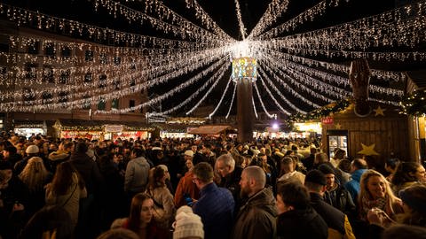 Viel Trubel auf dem Weihnachtsmarkt in Mainz unter dem Sternenhimmel (Foto: picture-alliance / Reportdienste, picture alliance/dpa | Hannes Albert)