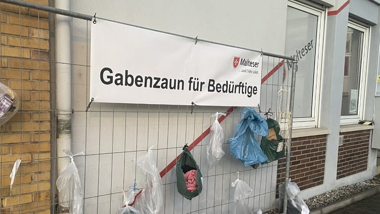 Am Gabenzaun in Bad Kreuznach hängen Tüten mit Spenden (Foto: SWR)