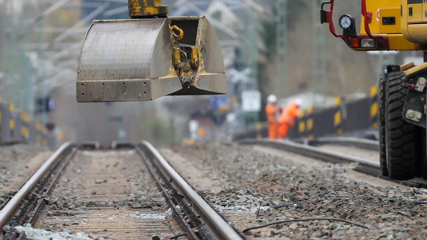 Eine Baggerschaufel nähert sich auf einer Baustelle den Bahngleisen. Das Foto ist ein Symbolbild. (Foto: dpa Bildfunk, Jan Woitas, Symbolbild)