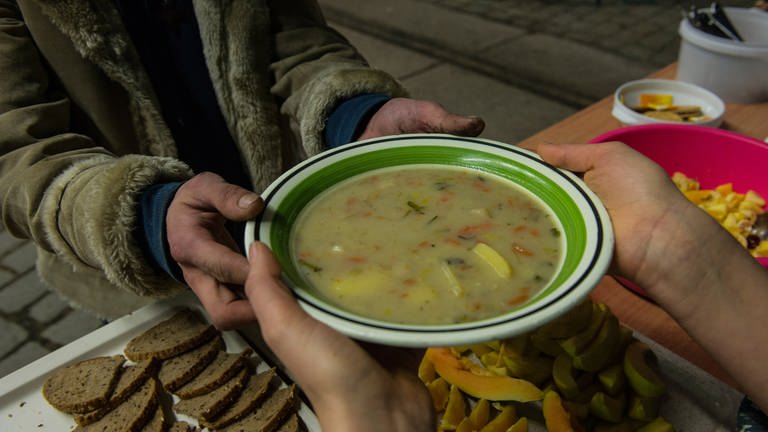 Die Suppenküche in Sprendlingen soll auch ein Ort der Begegnung werden.  (Foto: dpa Bildfunk, picture alliance / dpa | Paul Zinken)