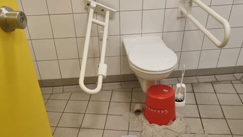 Unbekannte haben eine öffentliche Toilette in Nierstein zerstört (Foto: Pressestelle, Stadt Nierstein)