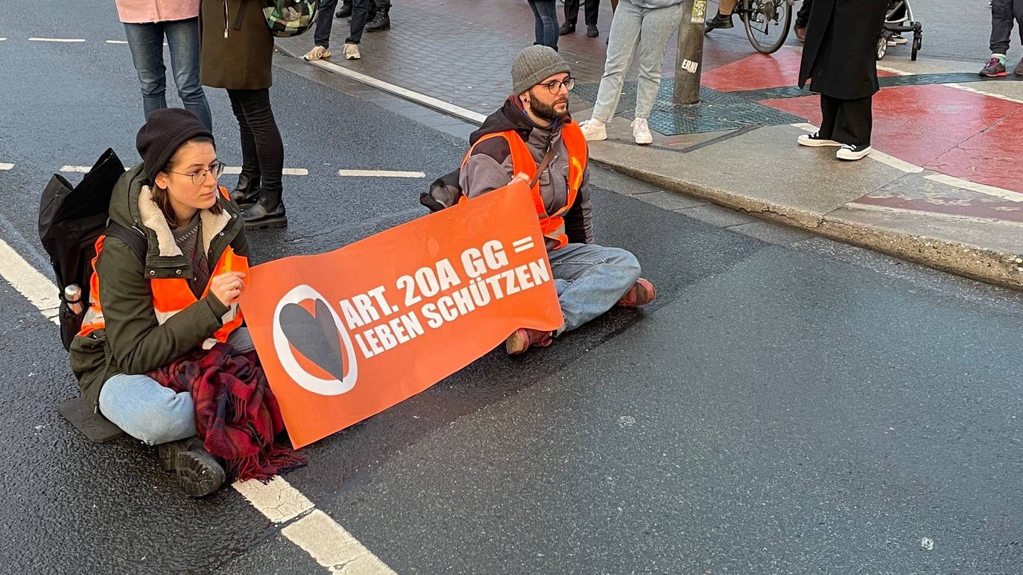 Klimaaktivisten blockeren Straße in Mainz (Foto: SWR)