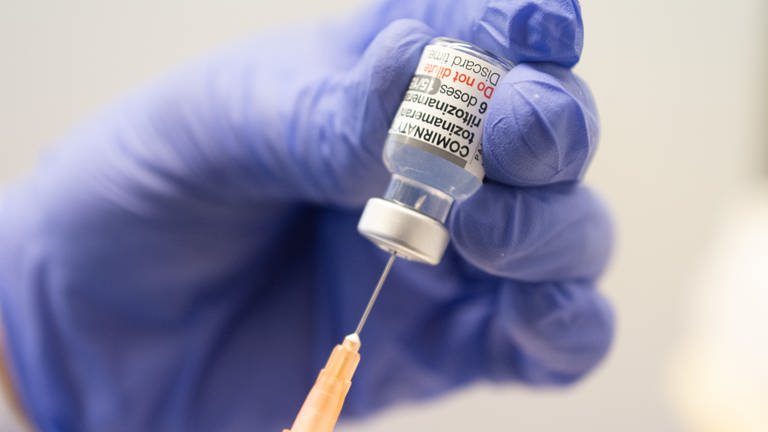 Spritze mit Corona-Impfstoff wird aufgezogen (Foto: dpa Bildfunk, picture alliance/dpa | Sebastian Gollnow)