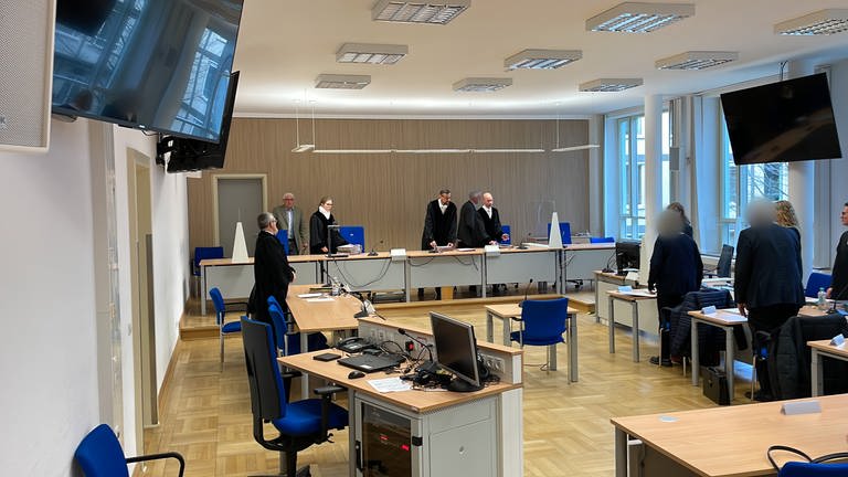 Die Richter und Schöffen betreten den Sitzungssaal am Landgericht Koblenz zum vorletzten Sitzungstag des Betrugsprozesses. (Foto: SWR)