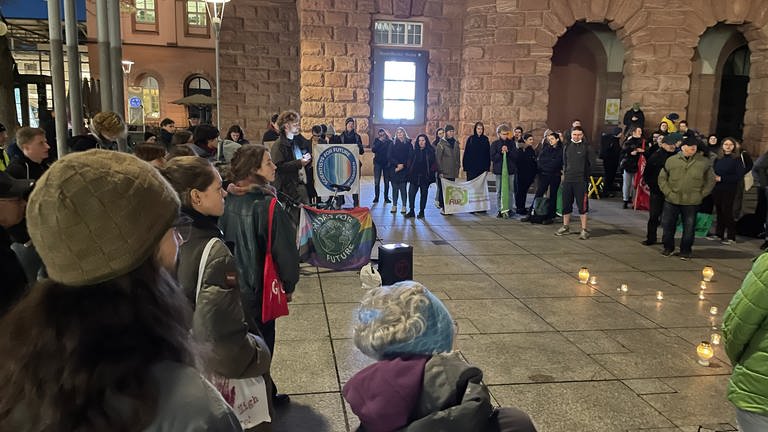 Gut 80 Menschen zeigten sich in Mainz solidarisch mit Klimaschützern in Lützerath. (Foto: SWR)
