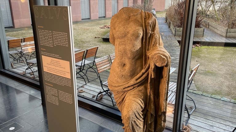 Die kopflose Statue der Heilsgöttin Salus wurde bei Ausgrabungen am Mainzer Zollhafen gefunden und steht jetzt im Landesmuseum (Foto: SWR)