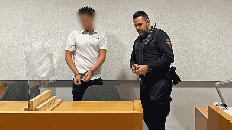 Ein 20-jähriger mutmaßlicher Komplize von Geldautomatensprengern muss sich vor dem Landgericht in Mainz verantworten. Er trägt ein weißes kurzärmeliges Poloshirt und eine schwarze Hose.  (Foto: SWR, I. Hartmann)