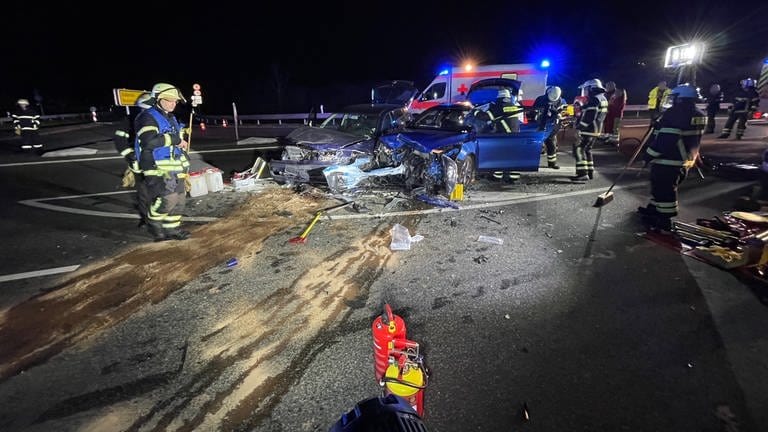 Auf dem Zubringer zur B41 in Bad Kreuznach steht ein total beschädigtes Auto auf der Straße. Auslaufende Betriebsstoffe wurden von Feuerwehrleuten abgebunden. Bei dem Unfall wurden drei Menschen leicht verletzt.